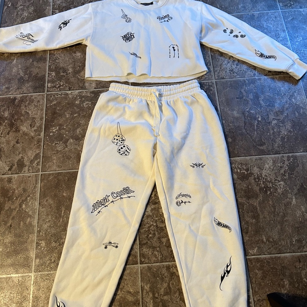 White Graphic cropped Sweatshirt and Joggers Set